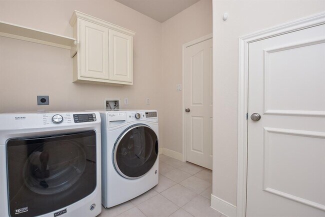Building Photo - 3830 Parkside Dr