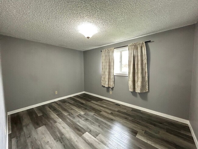 Building Photo - Charming 4 Bedroom Home with Fully Fenced Yard