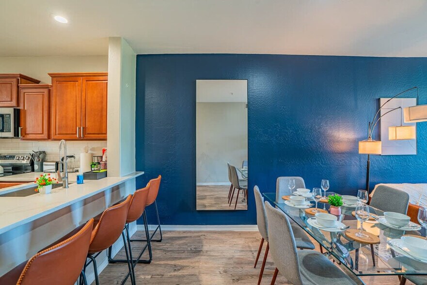 Building Photo - 1275 E University Dr