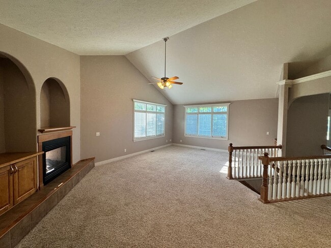 Building Photo - Large and Spacious Duplex Available