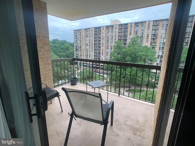 Building Photo - 4500 S Four Mile Run Dr