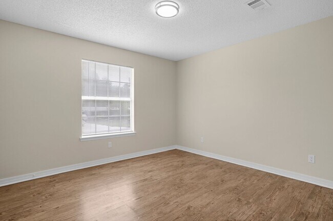 Building Photo - 501 S Edgewood Cir