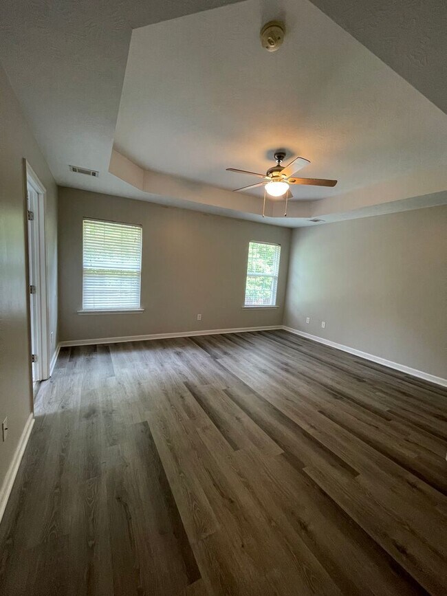 Building Photo - 2068 Lake Forest Dr