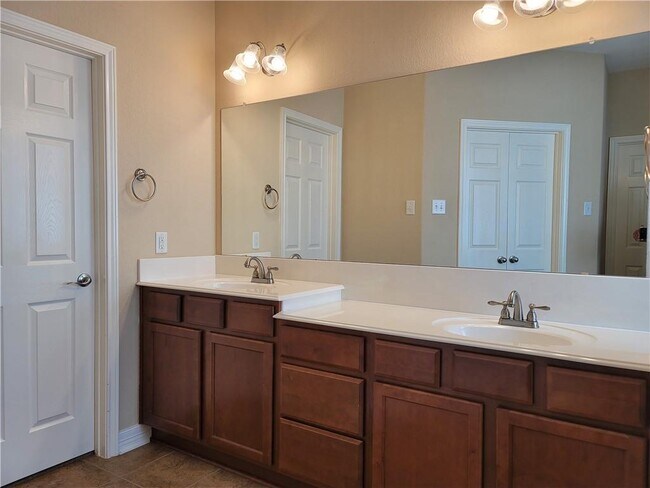 Building Photo - 1901 Woodhaven Ct