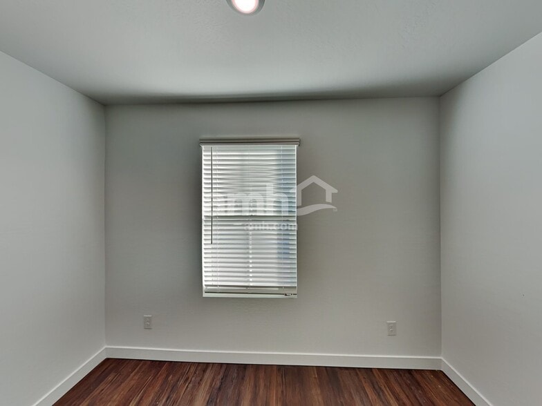 Building Photo - 2124 W Alicia Dr