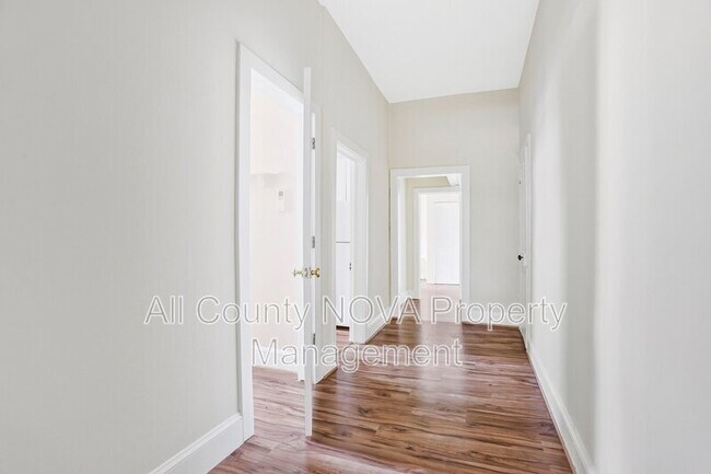 Building Photo - 305 9th St
