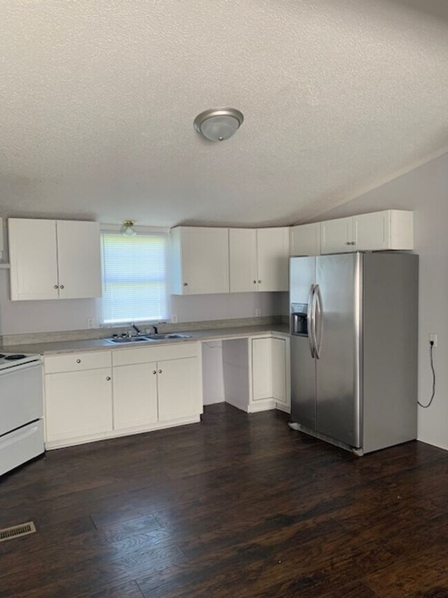 Building Photo - 259 Casual Dr
