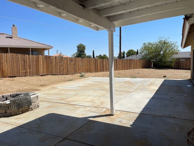 Building Photo - Bright Single-Story 4BR in Apple Valley — ...