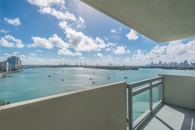 Building Photo - 1500 Bay Dr E