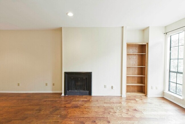 Building Photo - Dallas Townhome with Reserved Parking