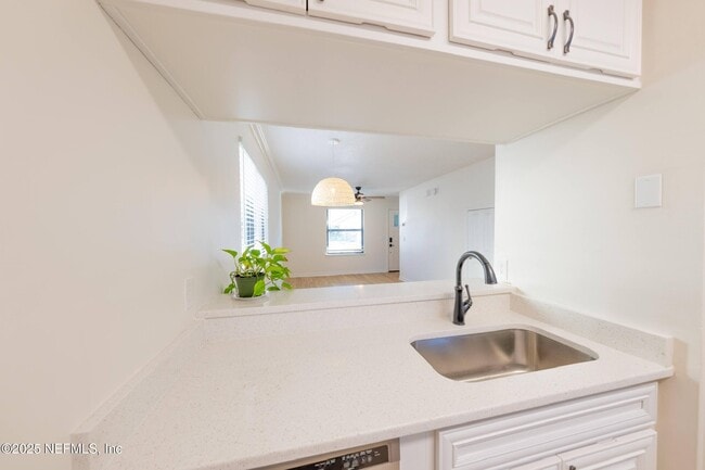 Building Photo - 561 6th St S