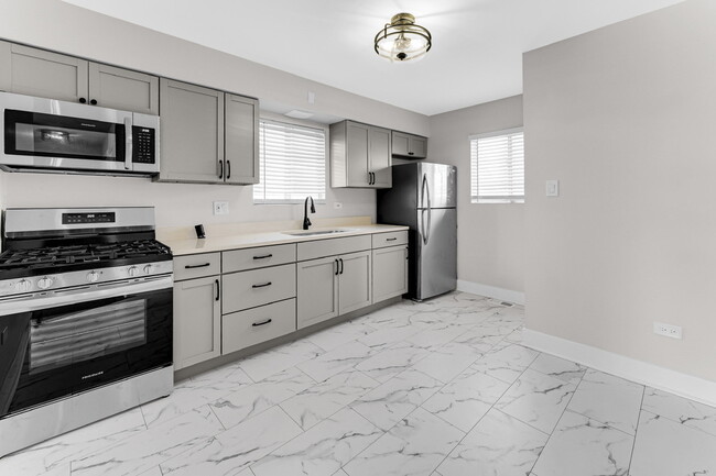 Building Photo - 816 Mackinaw Ave