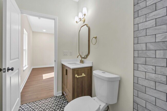 Building Photo - 304 E Hampton Ave