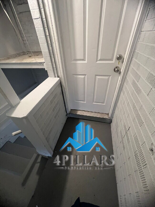 Building Photo - 1311 E Columbus Dr