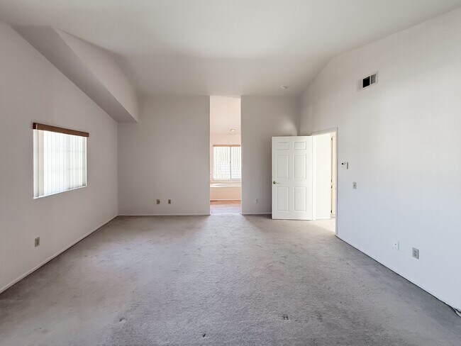 Building Photo - 40041 Zamura Ct