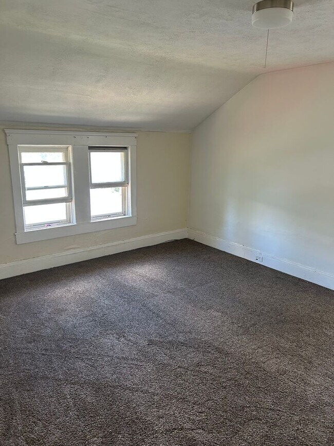 Building Photo - 9505 Sladden Ave