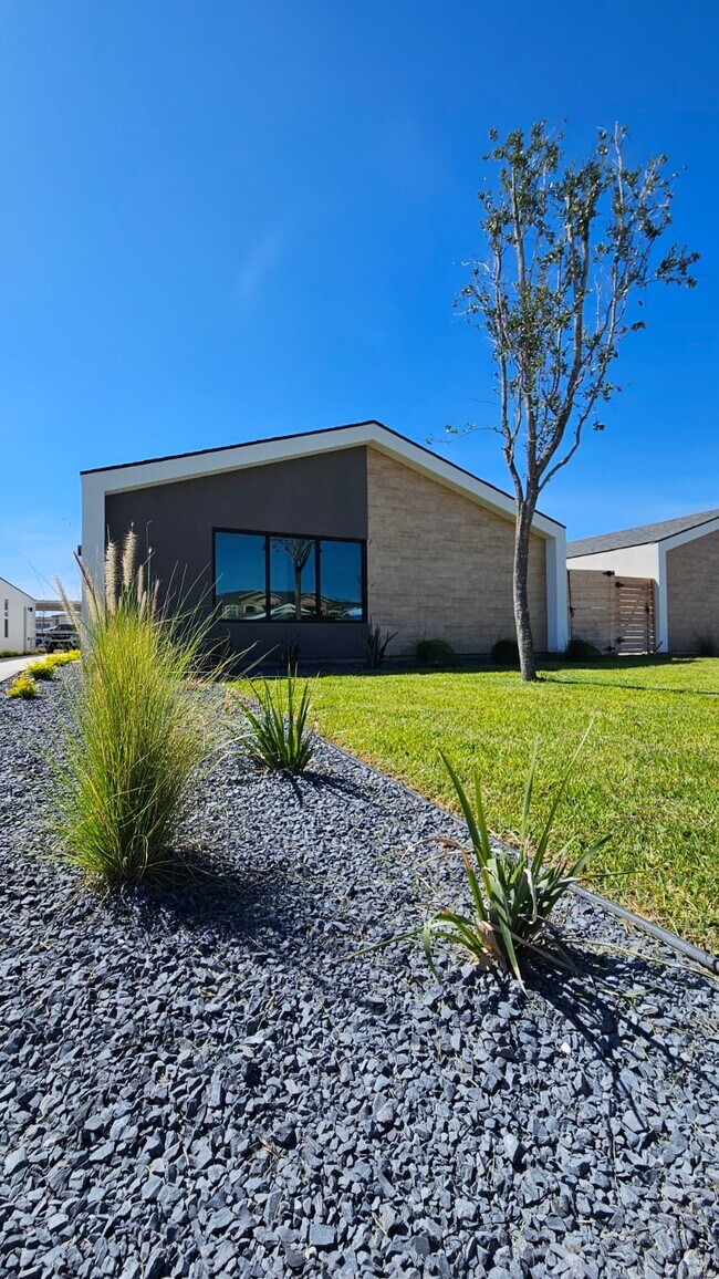 Primary Photo - 1308 E Iris Ave