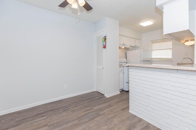 Building Photo - Renwick Apartments