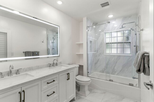 Building Photo - Fabulous 3 bed/ 2 bath Pool Home in South Sarasota ~ Coming March!