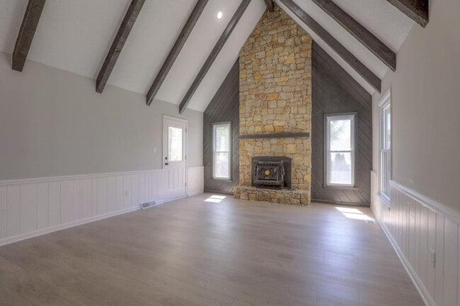 Building Photo - 1008 NW Roanoke Dr