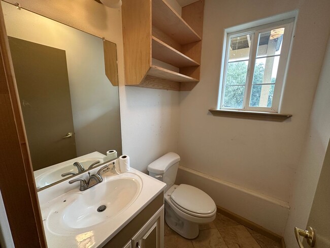 Building Photo - Beautiful 3 Bedroom 2.5 Bathroom House in ...