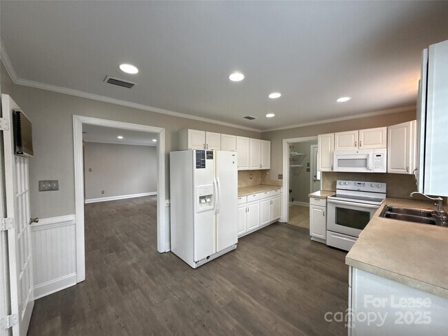 Building Photo - 6421 Mill Grove Rd