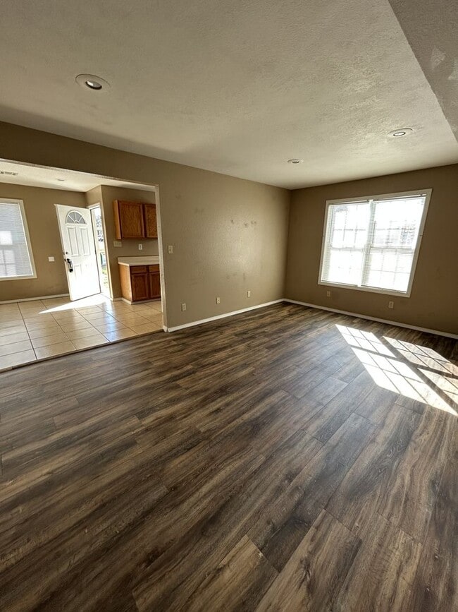 Building Photo - Very Nice 3BR/2BA Duplex on Dead End Street!