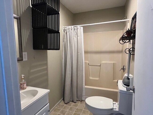 Building Photo - 3 bedroom fully furnished apt