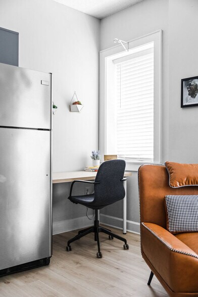 Building Photo - 230 E 9th St