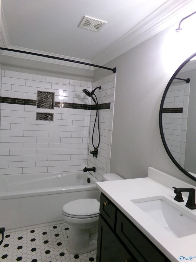 Building Photo - 505 Oshaughnessy Ave NE