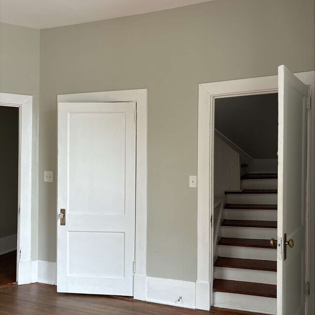 Building Photo - 823 E Henry St