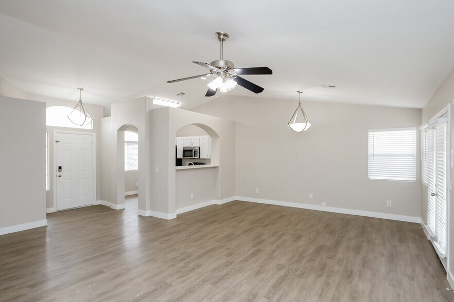 Building Photo - 922 Strider Dr