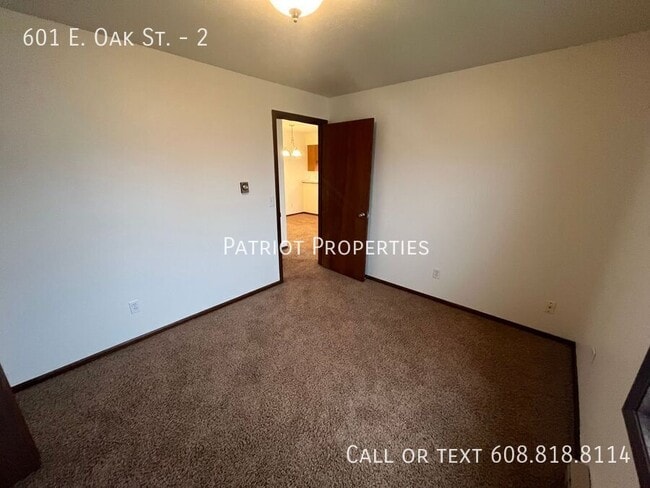 Building Photo - 601 E Oak St