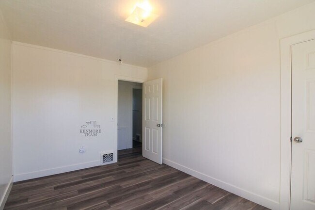 Building Photo - 704 Benham St