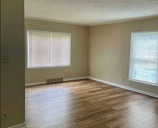 Building Photo - "Cozy 2-Bedroom Gem in Des Moines with Spacious Living – 844 Sq Ft of Comfort!"