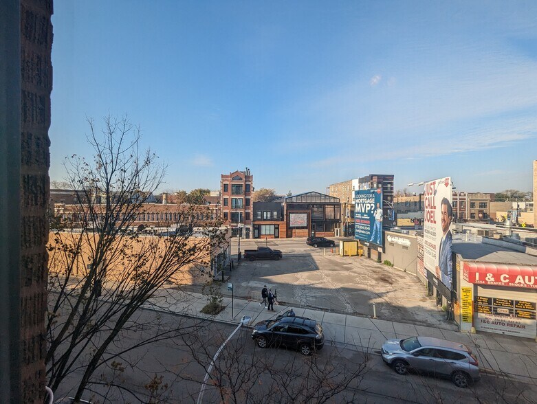 Building Photo - 947 W Cornelia Ave