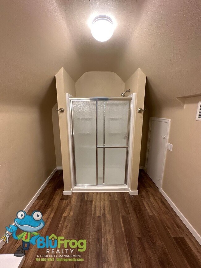 Building Photo - EZ - 202 Triplex