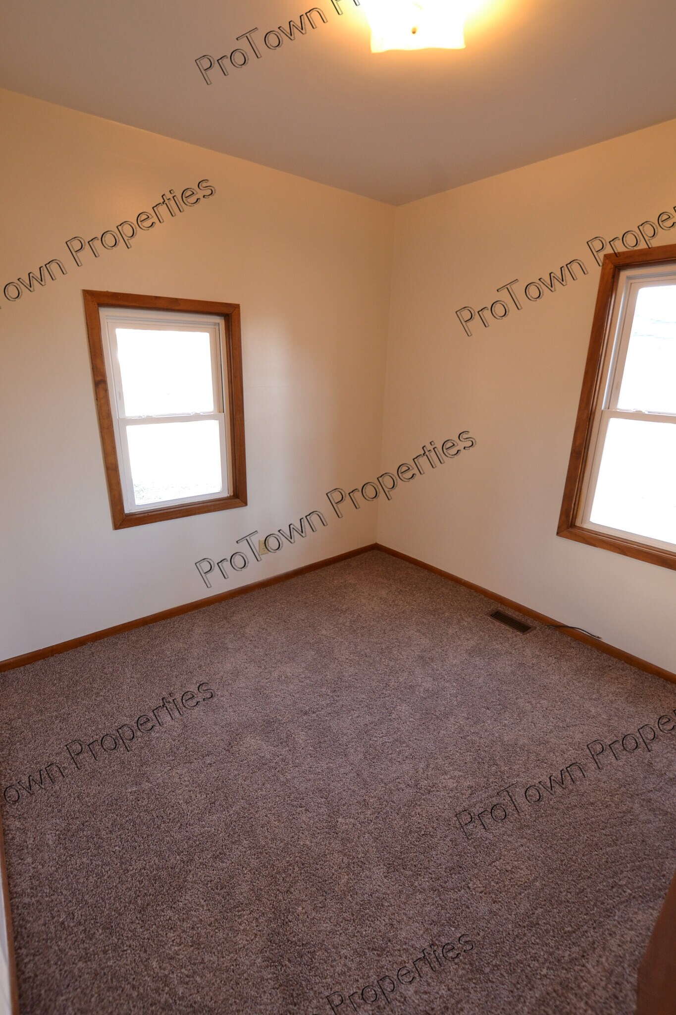 Building Photo - 711 N Hickory St