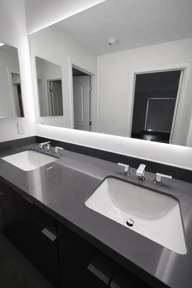 Building Photo - 4 Commodore Dr