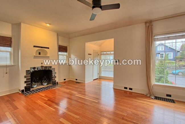 Building Photo - 3 Bed, 2 Bath Cottage in Uptown Vancouver with 2 Bedrooms on Main, Home Office and Bonus Room