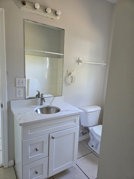 Jack-n-Jill Bathroom - 601 S Cedar St