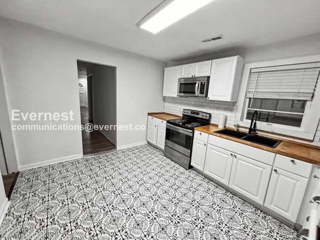 Building Photo - 4 Bed/1.5 Bath with In-Unit Laundry / Pet-Friendly / Vouchers Accepted / Available Now!