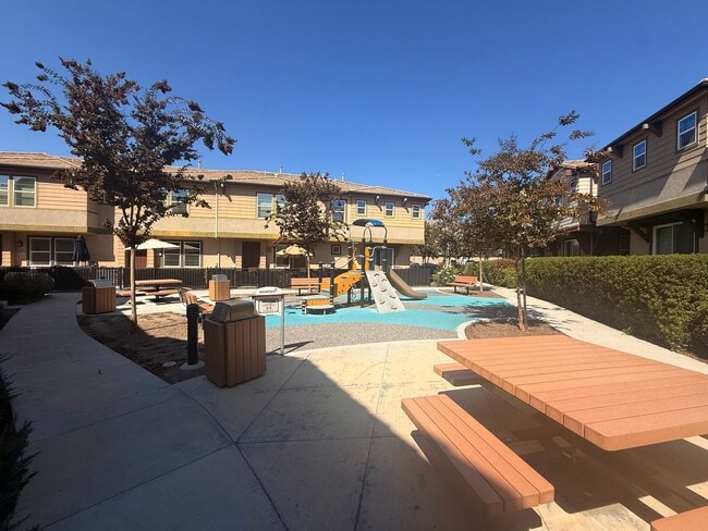 Building Photo - Modern 3BR/2.5BA Townhome in the Heart of ...