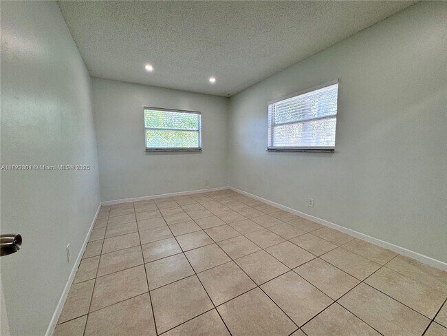 Building Photo - 1470 N Dixie Hwy