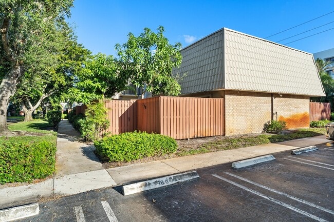 Building Photo - 1700 Embassy Dr