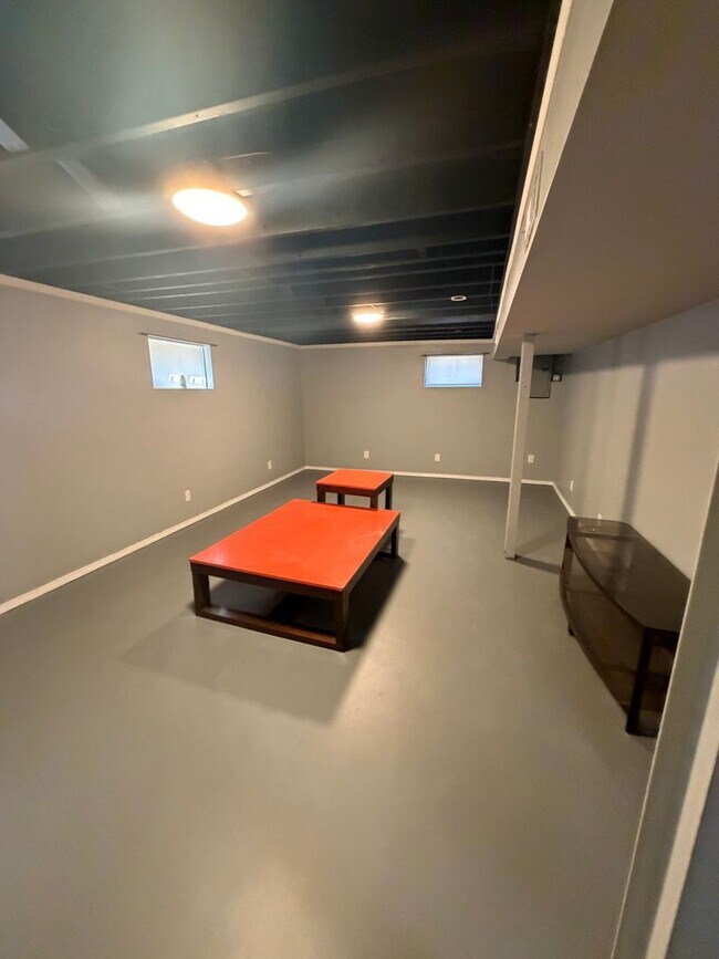 Building Photo - 1315 Mendell Dr