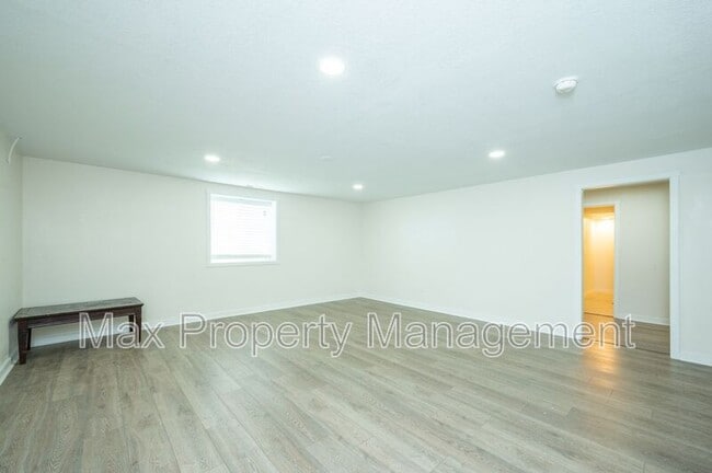 Building Photo - 425 SE Willow Run Ln