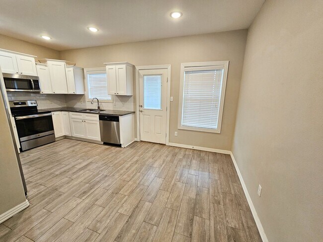 Building Photo - Spacious 3 Bedroom/2.5 Bathroom Chaffee Cr...