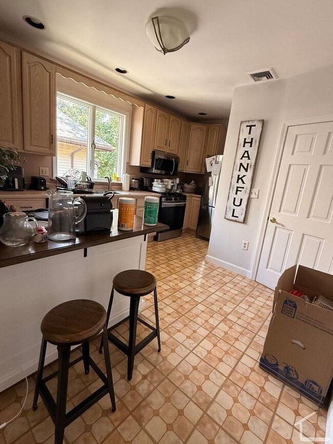 Building Photo - Beautiful Brighton townhouse with in unit laundry and included parking available 9/1/26