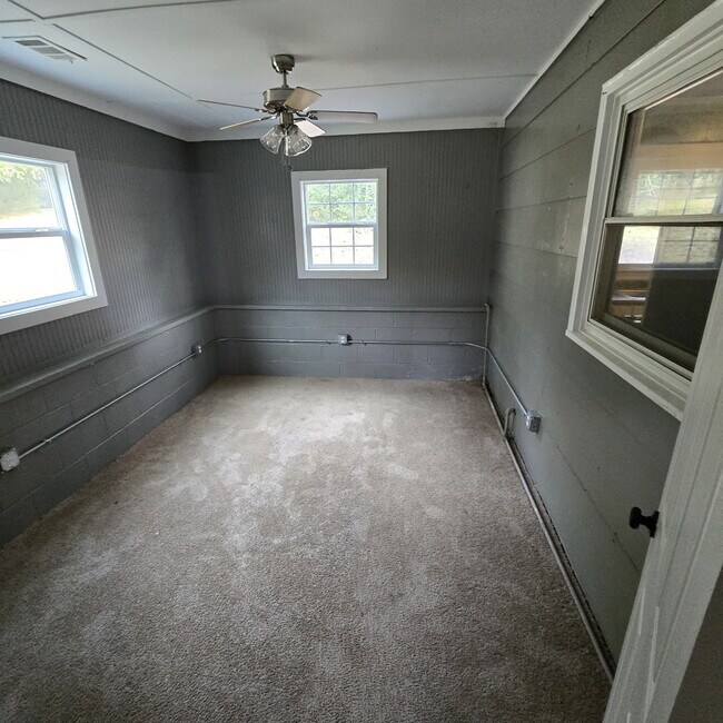 Building Photo - Great Craftsman style home with large private yard that's partially fenced.